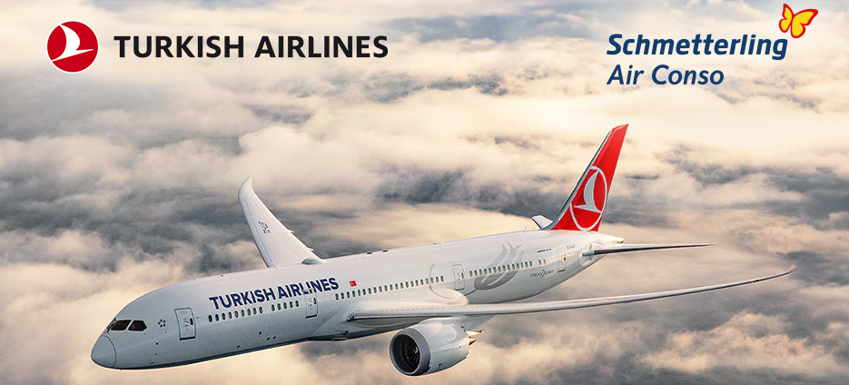 Türkish Airleines Flugzeug über den Wolken. Oben links das Türkish Airlines Logo und oben rechts das Schmetterling Air Conso Logo